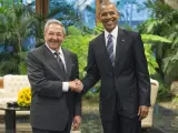 El presidente estadounidense Barack Obama saluda sonriente a su homólogo Raúl Castro, en el segundo día de visita oficial a Cuba.