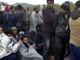 Refugiados y migrantes tras desembarcar de un barco del Servicio de Guardacostas griego, tras ser rescatados, en el puerto de Mytilene, isla de Lesbos.