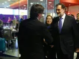 Rajoy saluda a Puigdemont antes del homenaje a las víctimas del accidente de Germanwings celebrado en Barcelona.