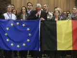 Empleados de la Comisión Europea participan en un minuto de silencio en memoria de las víctimas de los atentados de ayer en Bruselas, en la sede de la CE en Bruselas.