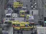 Vehículos de los servicios de emergencia en el exterior de la estación de metro de Maelbeek, tras la explosión.