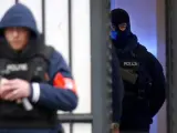 Varios policías vigilan a el tribunal donde comparece el el presunto cerebro logístico de los atentados de París, Salah Abdeslam.