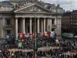 Numerosas personas permanecen reunidas en la plaza de la Bolsa para rendir homenaje a las víctimas de los atentados de Bruselas.