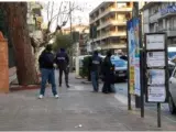 Imagen proporcionada por la policía italiana de la detención en Salerno (sur de Italia) de un argelino que falsificó documentos a yihadistas de los atentados de París y Bruselas.