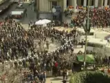 Captura de la televisión belga RTBF del momento en que un numeroso grupo de ultras ha irrumpido en la plaza de la Bolsa de Bruselas, donde habían acudido centenares de personas para homenajear a las víctimas de los atentados.