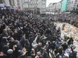 Un numeroso grupo de ultras irrumpe en el homenaje que cientos de personas realizaba en la plaza de la Bolsa de Bruselas.