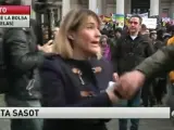 La periodista Marta Sasot increpada por un radical en una conexión en directo.