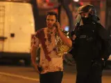 Un policía francés ayuda a un herido que ha sido víctima del ataque a la sala Bataclan, uno de los escenarios de los atentados yihadistas de París del pasado 13 de noviembre.