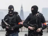 Policías enmascarados vigilan en Bruselas.