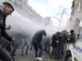Enfrentamientos entre la Policía belga y un grupo de ultras que interrumpieron una concentración contra el terrorismo en la Plaza de la Bolsa .