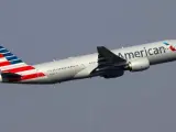 Un avión Boeing 777 de la aerolínea estadounidense American Airlines, en plena maniobra de despegue.