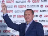 El presidente turco electo Recep Tayyip Erdogan saluda tras lograr la mayoría absoluta en los comicios presidenciales.