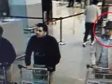 Imagen de las cámaras del aeropuerto de Bruselas antes del atentado.