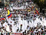 Miles de colombianos apoyan en las calles de Bogotá y otras ciudades el proceso de paz del Gobierno con las FARC y el fin del conflicto armado en la convocatoria más plural que recuerda este país.