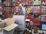 Un voluntario clasifica los alimentos donados