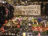 Varias personas se reúnen en la plaza Bourse de Bruselas, Bélgica, tras los atentados en esta ciudad en los que al menos 30 personas han muerto y otras 200 han resultado heridas.