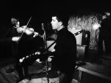 John Cale (izquierda), Lou Reed (centro) y 'Moe' Tucker en una actuación de la Velvet Underground en el Cafe Bizarre en 1965