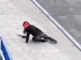 Una guardia civil vestida de Rambo y con rifle de juguete causa alarma en Madrid.