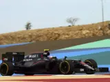 El piloto británico de Fórmula 1, Jenson Button de la escudería McLaren, dirige su monoplaza durante los entrenamientos para el Gran Premio de Baréin en Manama (Bahréin)