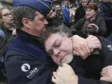 Un agente de la Policía belga detiene a un participante de una manifestación antirracista en Bruselas.