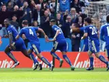 Los jugadores del Leicester City celebran el gol de Morgan ante el Southampton.