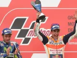 El piloto de Moto GP Marc Márquez (d), de Honda, celebra junto al italiano Valentino Rossi (i), de Yahama, su victoria en el GP de Argentina.