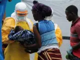 Médicos ayudando a pacientes de ébola.