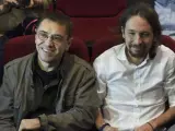 El 'número tres' de Podemos, Juan Carlos Monedero, junto al líder de la formación, Pablo Iglesias, en la Asamblea Ciudadana del partido en noviembre de 2014.