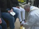 El papa cumple la tradición del lavapies durante la misa de la cena del señor.