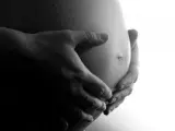 Imagen de una embarazada sosteniendo su vientre.