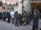 Varias personas guardan cola para acceder a la capilla ardiente del cantante Manolo Tena, en la madrileña sede de la SGAE.