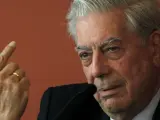 El premio Nobel Mario Vargas Llosa, durante la presentación de la edición conmemorativa del 50 aniversario de La ciudad y los perros, que ganó el premio Biblioteca Breve. Con ella, las Academias de la Lengua Española rinden homenaje al escritor peruano.