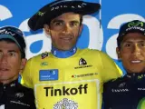 El corredor español del Tinkoff Alberto Contador (c) en el podio, acompañado por los colombianos Sergio Henao (i), segundo y Nairo Quintana, tercero, tras ganar la Vuelta Ciclista al País Vasco.