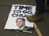 Un manifestante pisa un cartel con la cara de David Cameron, este sábado en Londres.