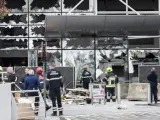 Miembros de la policía y de los servicios especiales trabajan en el lugar donde se produjo el primer atentado en el aeropuerto de Zaventemen Bruselas, Bélgica.