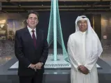 El arquitecto Santiago Calatrava posa con el el presidente de Emaar Properties, Mohamed al Abbar, junto al diseño de la Torre Dubai Creek.