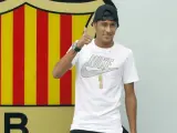 El nuevo fichaje del FC Barcelona, el brasileño Neymar da Silva, a su llegada a las instalaciones del del club para firmar su contrato por cinco temporadas y ser presentado oficialmente en el Camp Nou.