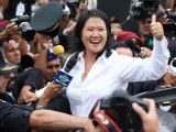 La candidata presidencial peruana por el partido Fuerza Popular, Keiko Fujimori, saluda a sus seguidores tras votar.
