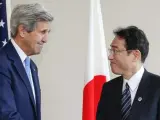 John Kerry saluda a Fumio Kishida en Hiroshima, Japón.