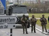 Soldados del ejército y policías patrullan las inmediaciones del aeropuerto de Zaventem en Bruselas (Bélgica).