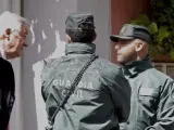 Ignacio Peláez, abogado de Mario Conde, habla con dos agentes de la Guardia Civil.