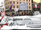 Un momento de la manifestación convocada por la Asamblea Libertad Titiriteros hasta el Ministerio de Justicia para exigir la retirada de la denuncia interpuesta por el Ayuntamiento de Madrid y "depurar responsabilidades en la cadena del órgano judicial que decretó prisión sin fianza para un delito inexistente".