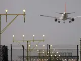 Un avi&oacute;n, operando en el Aeropuerto de Barcelona.