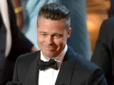 Brad Pitt recoge el Oscar a mejor película, como productor de '12 años de esclavitud'.