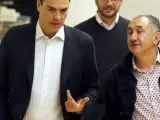 El secretario general del PSOE, Pedro Sánchez (c), se reúne en el Congreso con los líderes de CC OO, Ignacio Fernández Toxo (i), y de UGT, Pepe Álvarez (d).