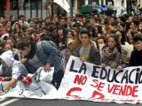 Estudiantes se sientan en la Gran Via de Bilbao donde distintas organizaciones de estudiantes han convocado una jornada de huelga para reclamar la derogación de la Ley Orgánica de Mejora de la Calidad Educativa (Lomce) y de la reforma universitaria.