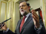 El presidente del Gobierno en funciones, Mariano Rajoy, durante su comparecencia antes los medios tras la reunión que ha mantenido en el Congreso de los Diputados con el secretario general del PSOE, Pedro Sánchez.