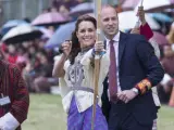 El príncipe Guillermo de Inglaterra (d) y su esposa, la duquesa Catalina de Cambridge (c), durante una demostración de tiro con arco en Thimpu, Bután.