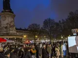 Los indignados de NuitDeBout siguen la comparecencia de Francois Hollande.