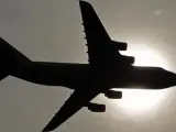 Un AN-124 ruso vuela sobre Mosc&uacute;.